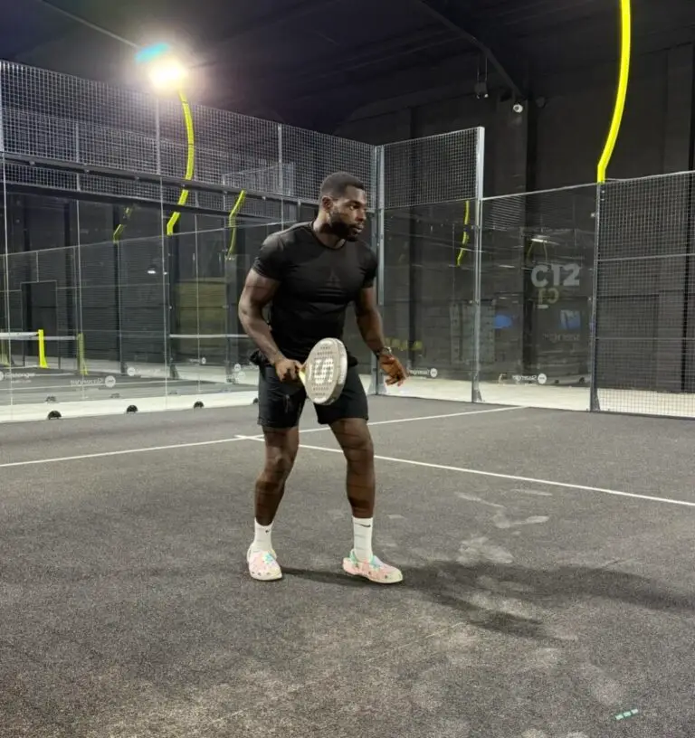 Chigz on padel court