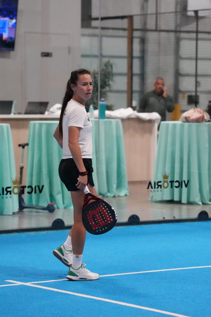 Luicelena Pérez on padel court
