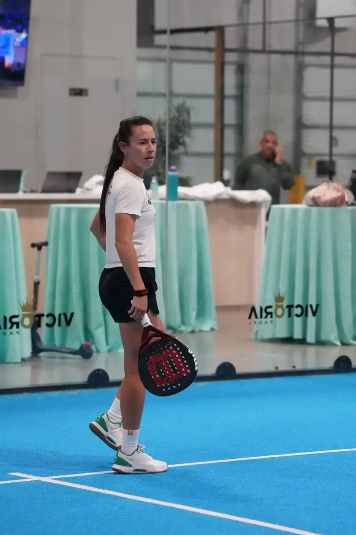 Luicelena Pérez on padel court