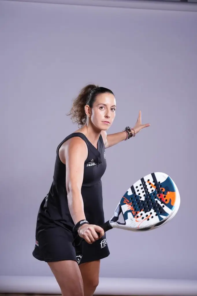 Marta Talaván Ruiz with padel racket