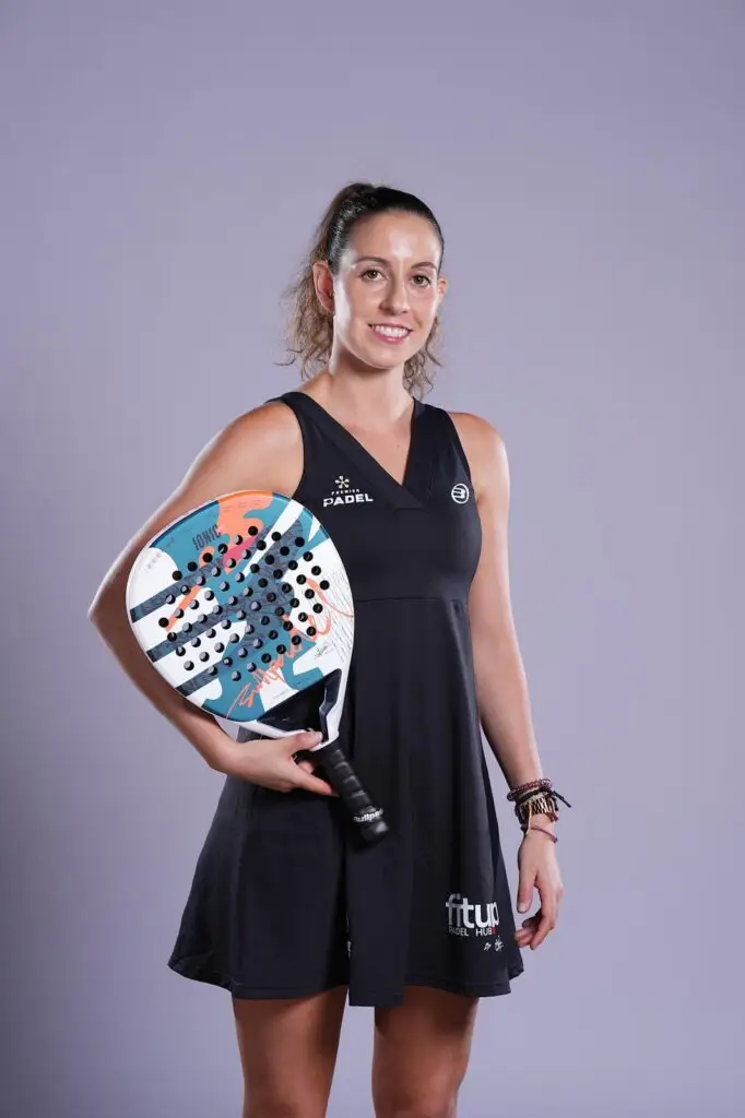 Marta Talaván Ruiz with padel racket