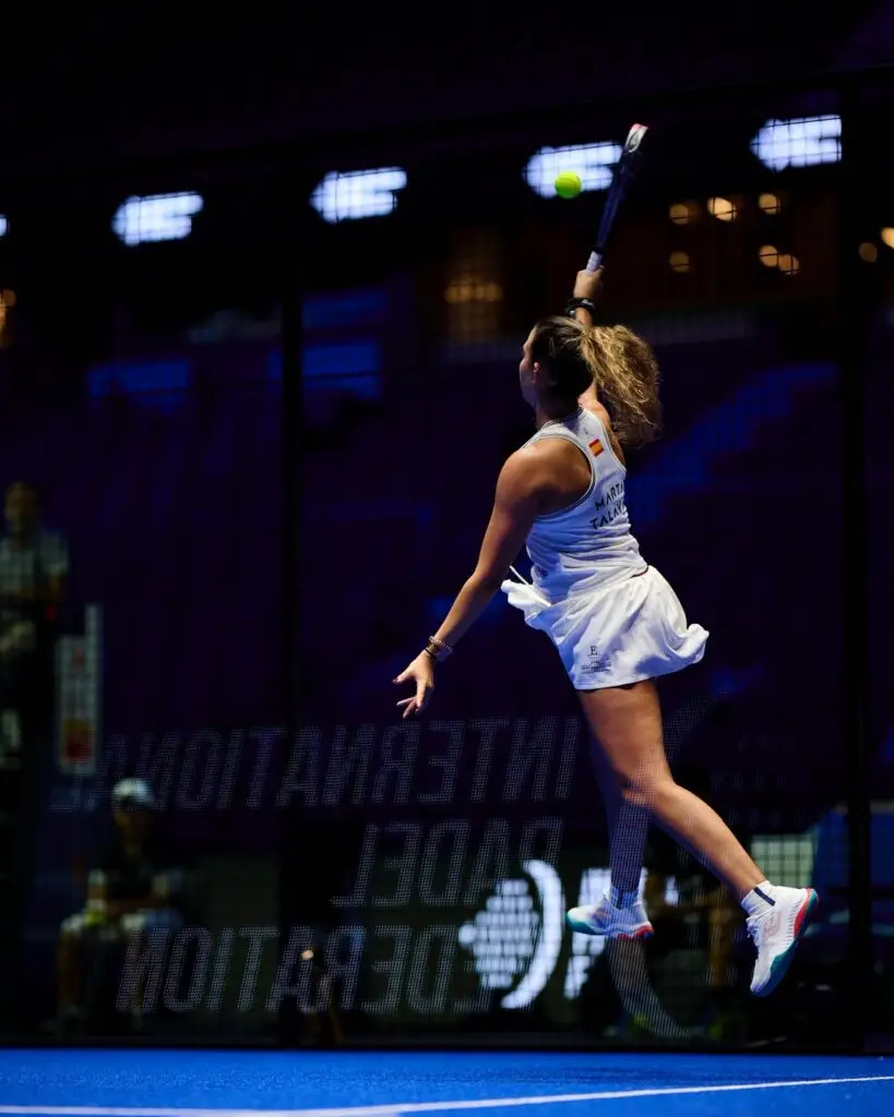 Marta Talaván Ruiz playing padel on court