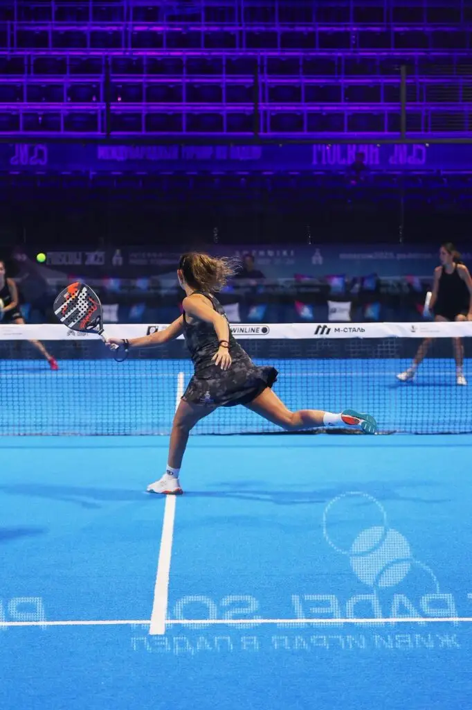 Marta Talaván Ruiz playing padel on court