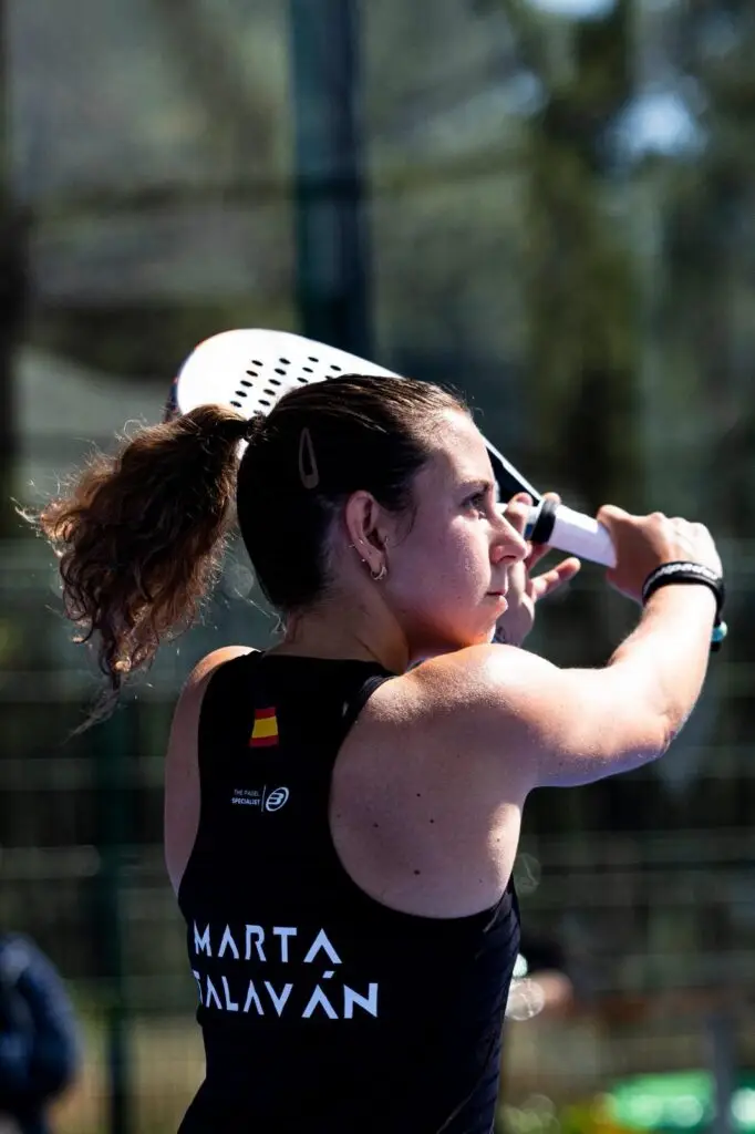 Marta Talaván Ruiz playing padel on court