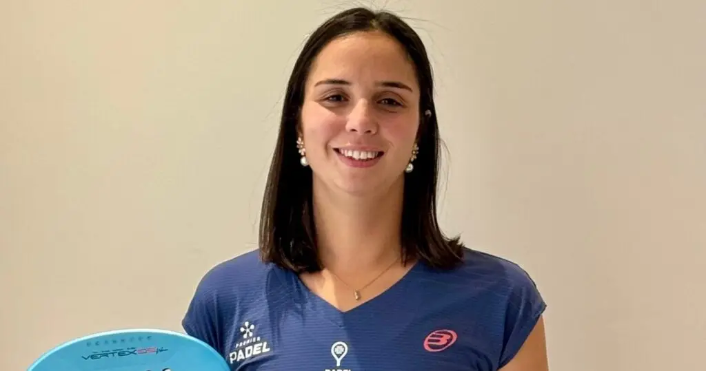 Dora Chamli in her Bullpadel and Ooredoo kit, holding her racket