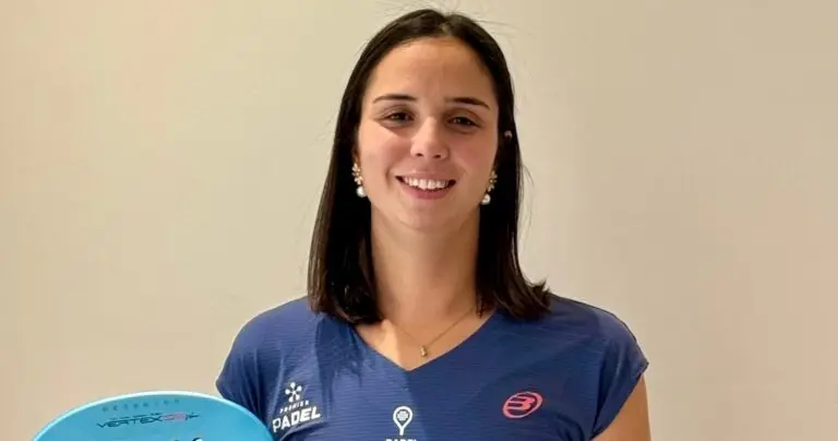Dora Chamli in her Bullpadel and Ooredoo kit, holding her racket