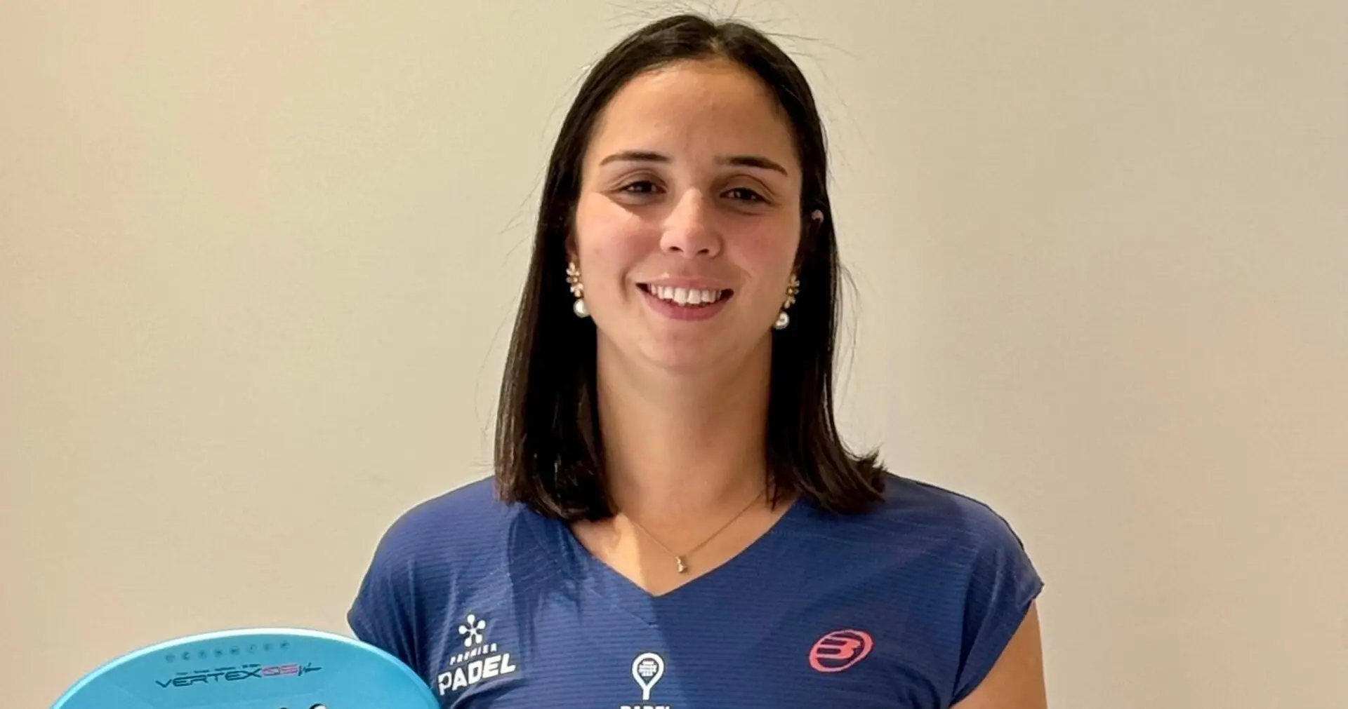 Dora Chamli in her Bullpadel and Ooredoo kit, holding her racket