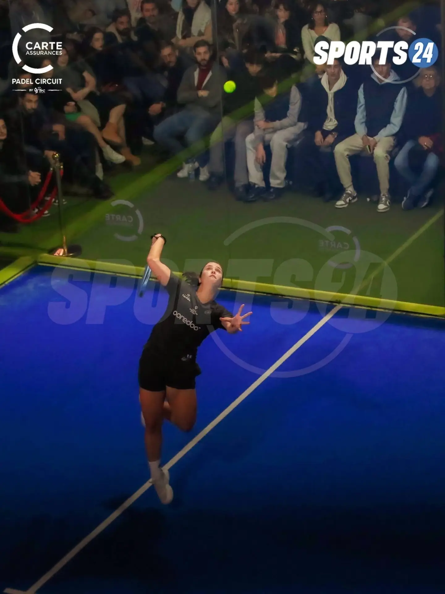 Dora Chamli leaping for an overhead in front of a packed crowd at the Carte Assurances Padel Circuit